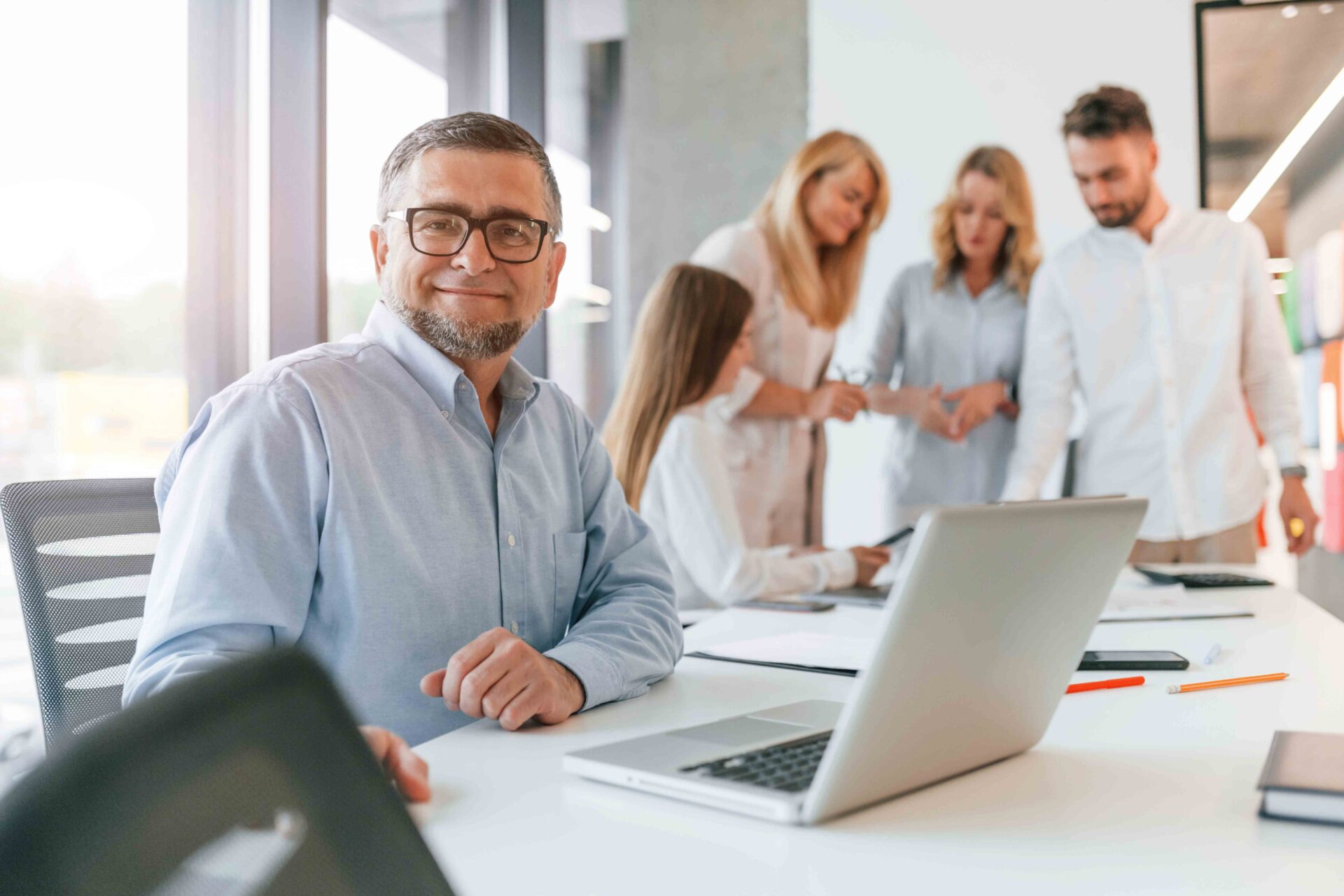 Persona gestionando documentación administrativa en un ordenador